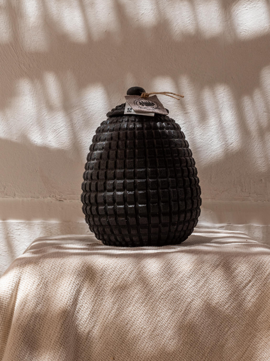 Picture of Urchin vase  black 