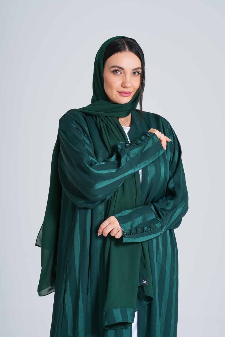 صورة عباية مغربية أنيقة بطابع عصري – تصميم راقٍ للمرأة العصرية