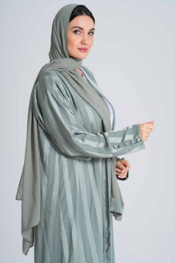 صورة عباية مغربية أنيقة بطابع عصري – تصميم راقٍ للمرأة العصرية