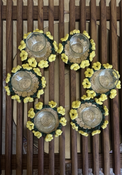 " نطلق تشكيلة ديكور منزلي يدوي: قواعد أكواب كروشيه بتصاميم زهرية  " نطلق تشكيلة ديكور منزلي يدوي: قواعد أكواب كروشيه بتصاميم زهرية