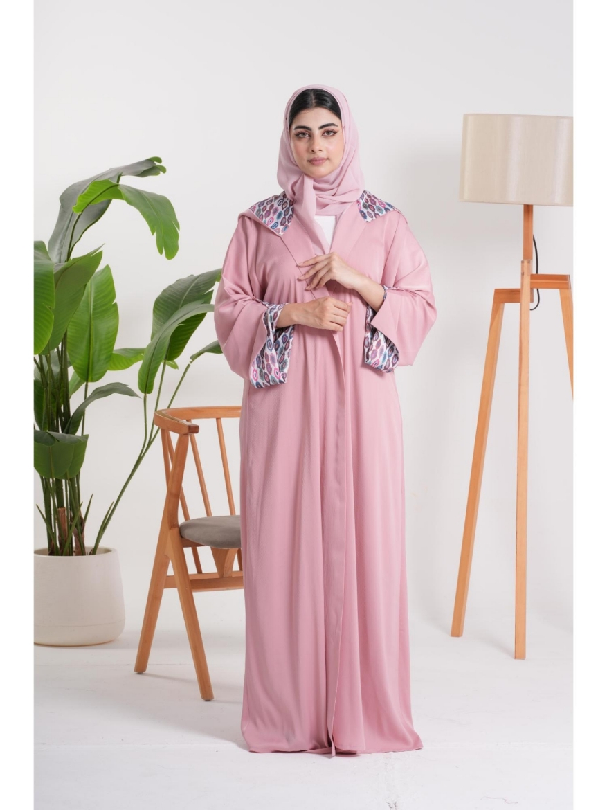 صورة عباية اللؤلؤة المطرزة باللون الوردي