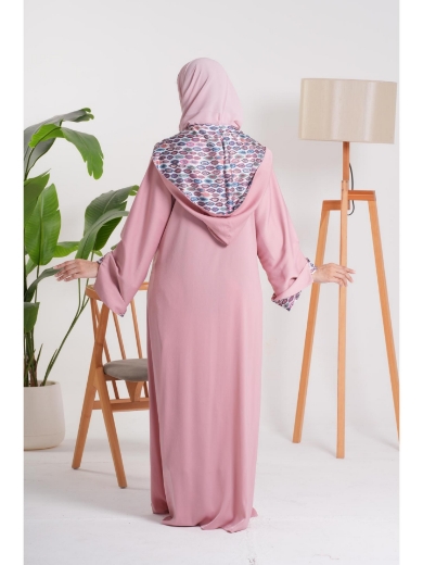 صورة عباية اللؤلؤة المطرزة باللون الوردي