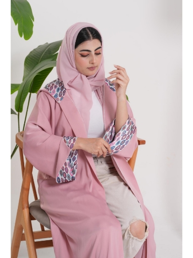 صورة عباية اللؤلؤة المطرزة باللون الوردي