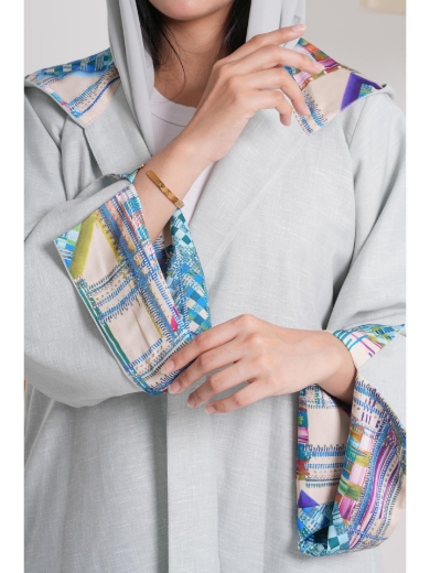 صورة عباية الهدوء المطرزة