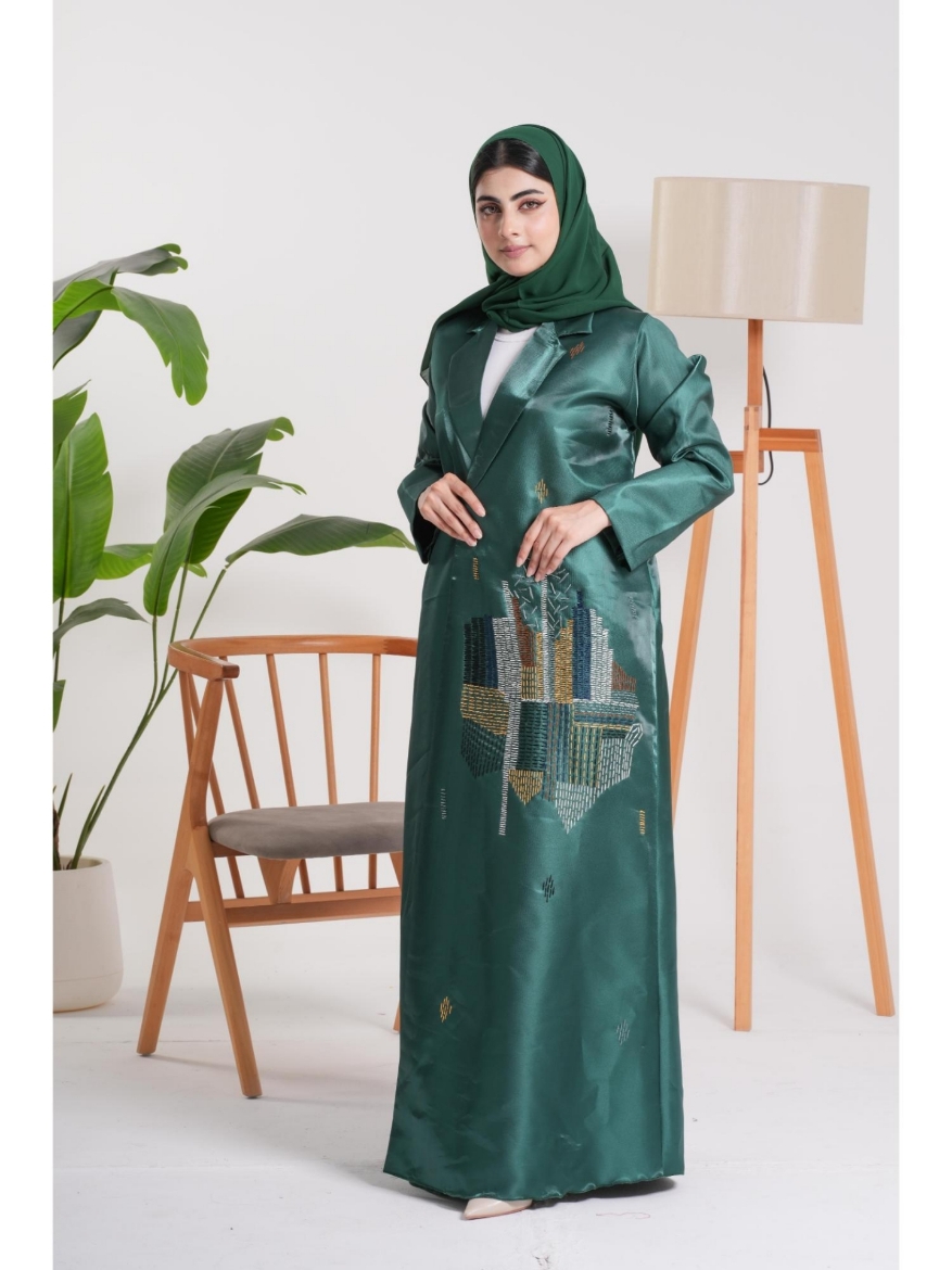 صورة عباية الساتان الزمردي بتطريز المدينة