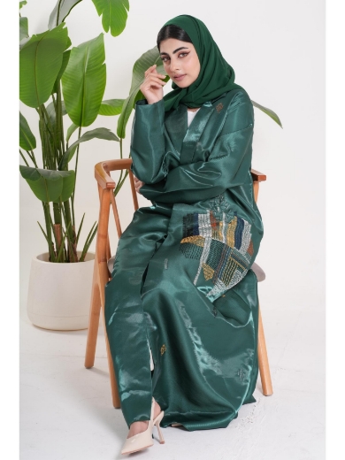 صورة عباية الساتان الزمردي بتطريز المدينة