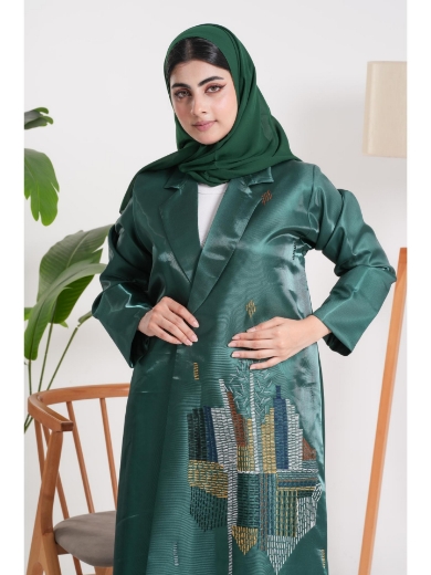 صورة عباية الساتان الزمردي بتطريز المدينة