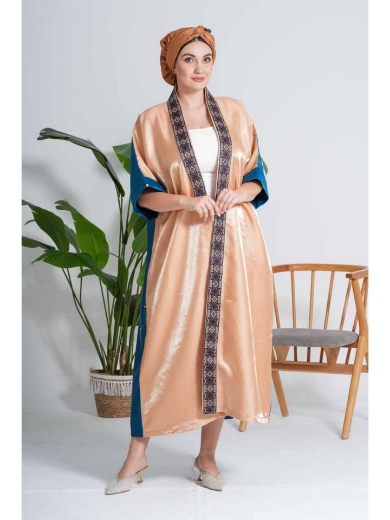 صورة عباءة ساتان الكراميل الهندسي