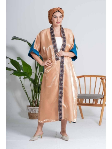 صورة عباءة ساتان الكراميل الهندسي