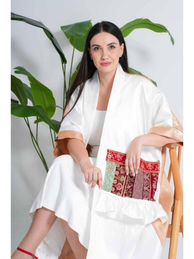 صورة كيمونو الساتان العاجي والشامبين