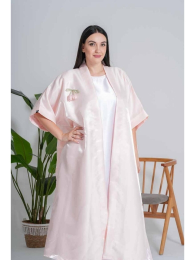 صورة كيمونو الساتان "أحلام الورد" الوردي الناعم