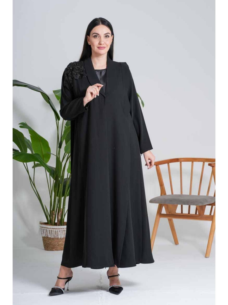 صورة عباءة "الكتف المطرز" بياقة المعطف