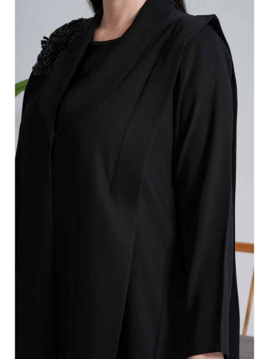 صورة عباءة "الكتف المطرز" بياقة المعطف