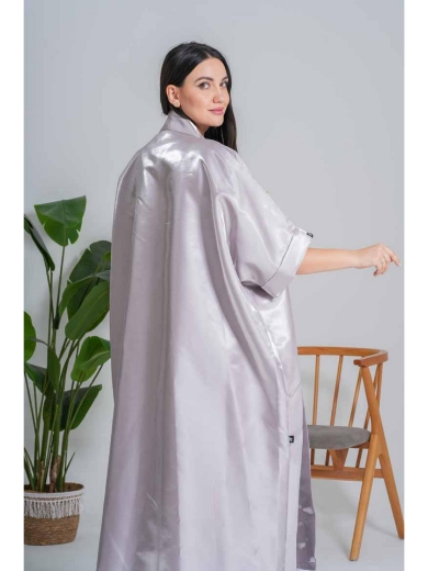 صورة كيمونو الساتان "الفضي البارد" ببروش الزهرة