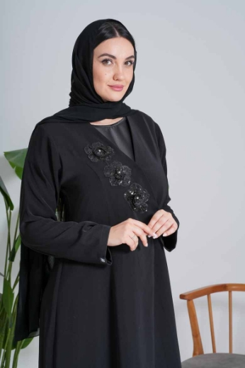 صورة عباءة "الوردة ثلاثية الأبعاد" السوداء بياقة المعطف