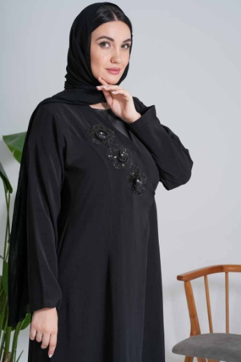 صورة عباءة "الوردة ثلاثية الأبعاد" السوداء بياقة المعطف