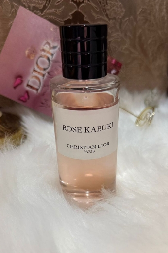 صورة عطر "روز كابوكي" من مجموعة ميزون كريستيان ديور