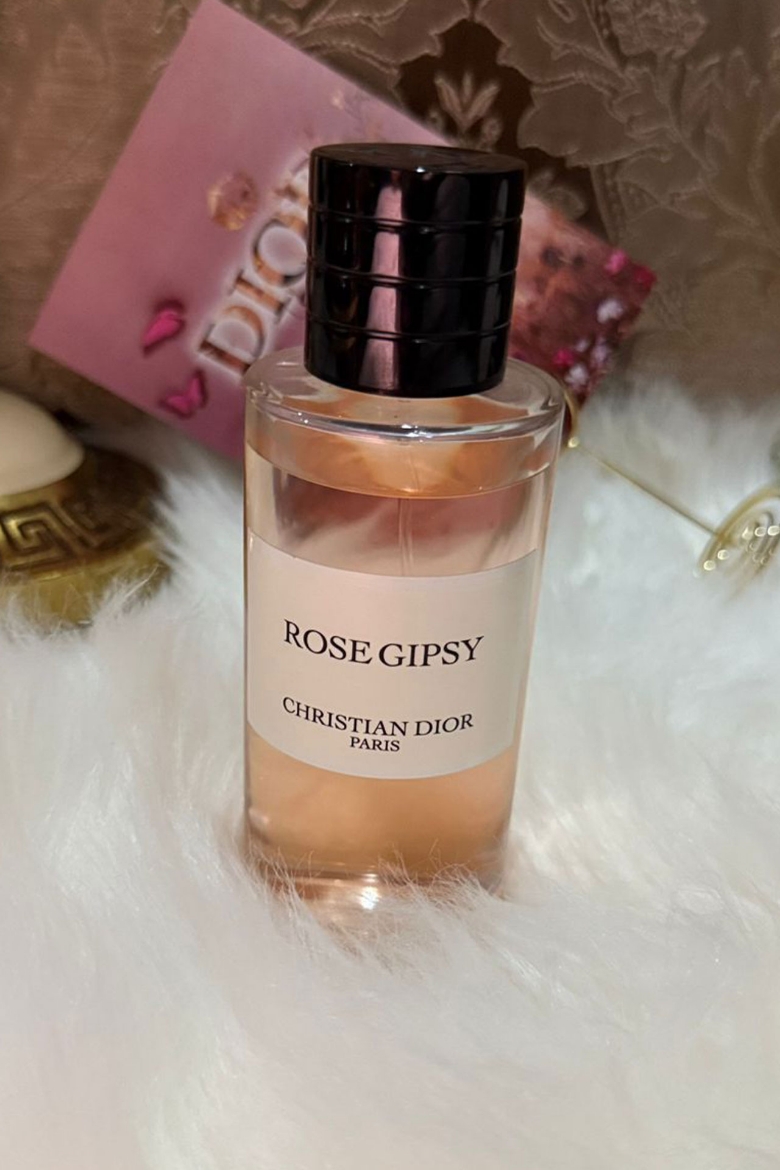 صورة روز جيبسي - ميزون كريستيان ديور.
